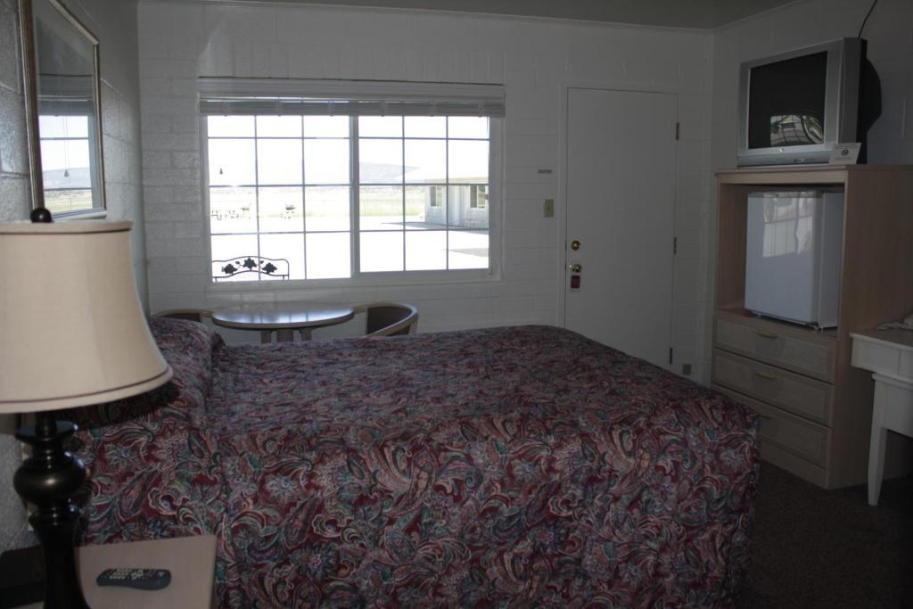 Rim Rock Motel Alturas Room photo